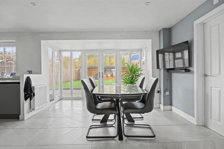 4 Bedroom House to let - Photo 5
