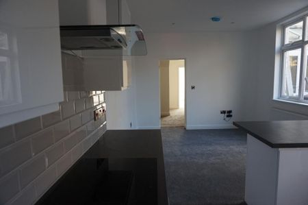 2 bedroom ground floor flat to rent - Photo 4
