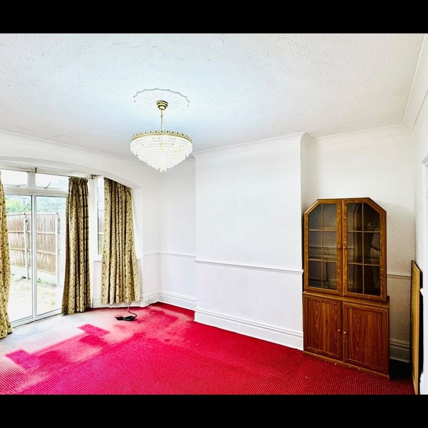 5 Bed Terraced House, Broadhurst Avenue, IG3 - Photo 1