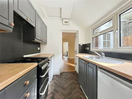 Egham Hill, Egham, Surrey, TW20 0BH - Photo 3