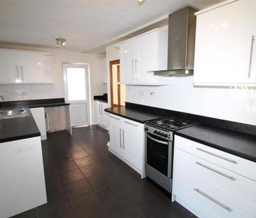 3 bedroom semi-detached house to rent - Photo 5