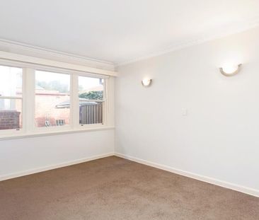 Charming 2-Bedroom Period Home - Photo 2