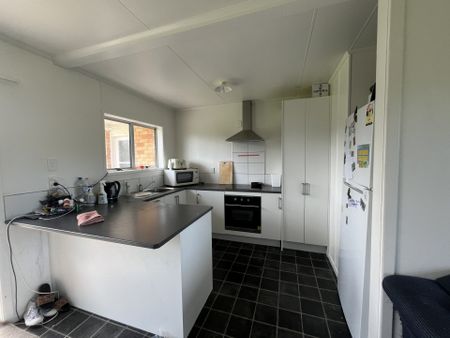 Three Bedroom Family Home - Photo 2