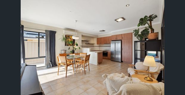 FULLY FURNISHED 3 X 2 IN GREAT LOCATION! 6 MONTH LEASE! - Photo 1