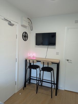 Studio Flat, Askew Road, W12 - Photo 1