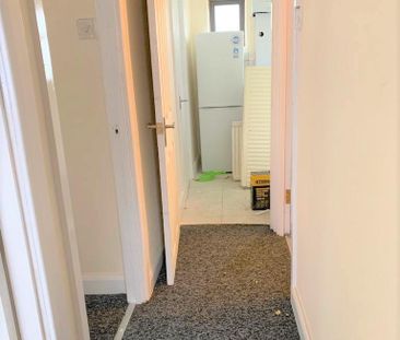 Two bedroom First Floor Flat close to Newbury Park - £1600 - Photo 5