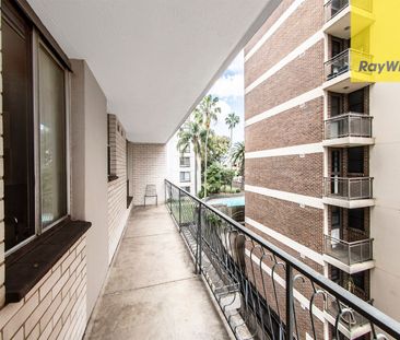 RENOVATED ONE BEDROOM APARTMENT IN THE HEART OF PARRAMATTA CBD. 900... - Photo 2