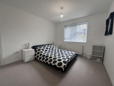 3 bedroom ground floor flat to rent - Photo 2