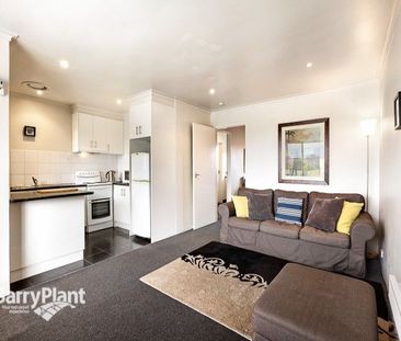 Top-floor living in Mentone - Photo 2
