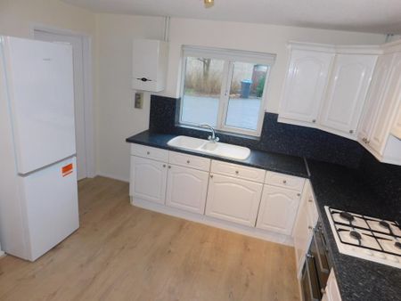 3 bedroom semi-detached house to rent - Photo 5