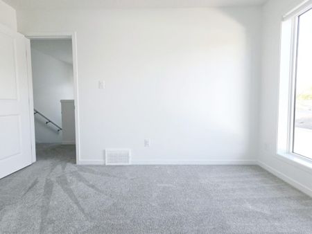 Edmonton Unfurnished duplex Rental in Calder - Modern 2-Bed Upper Duplex in Calder – Stylish, Comfortable, and Pet-Friendly - Photo 4