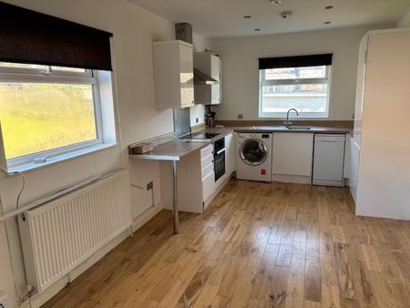 3 bedroom flat to rent - Photo 4