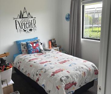 Spacious 4-Bedroom Home in Woodend - Photo 3