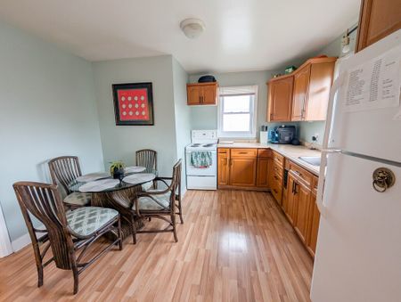 Fully Detached 2 Bedroom House in Welland! - Photo 2