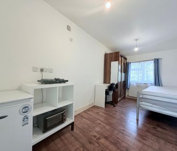 Long Drive, East Acton, London, W3 7PJ - Photo 1