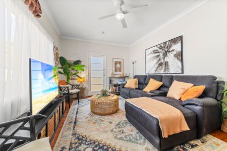 Coastal Cottage Charm Backing Onto Budgewoi Reserve! - Photo 3