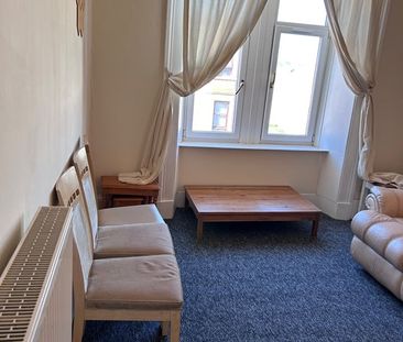 2 Bed Flat, Allison Street, G42 - Photo 2