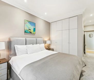 3 bedroom flat in London - Photo 3