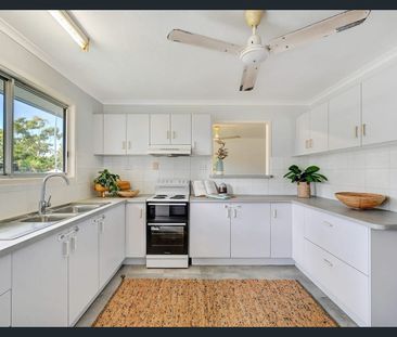 A charming 2-level Home – Great Location - Photo 4