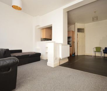 3 bedroom end of terrace house to rent - Photo 2