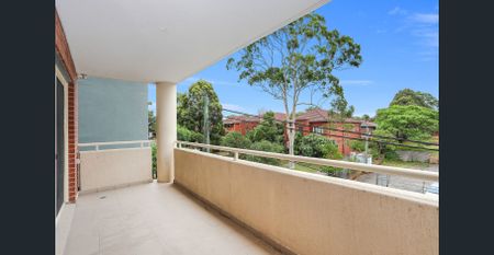 Oversized two bedroom apartment with walk-to-everywhere locale - Photo 2