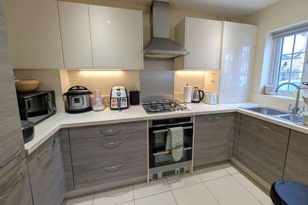 Woking, Surrey, GU21 - Photo 5