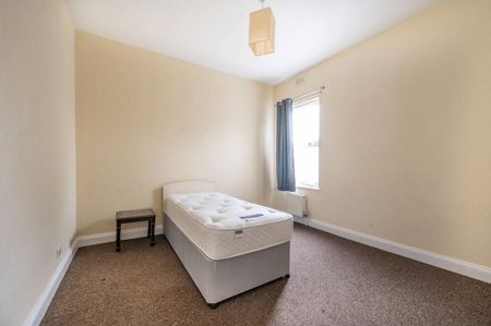 4 bedroom terraced house to rent - Photo 3