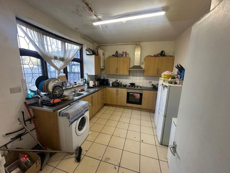 4 Bed Terraced House, Eastern Avenue, IG4 - Photo 4