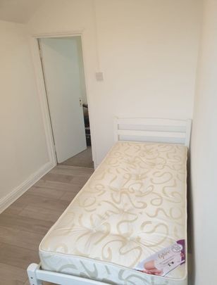 Room in a Shared House, Brigstocke Road, BS2 - Photo 1