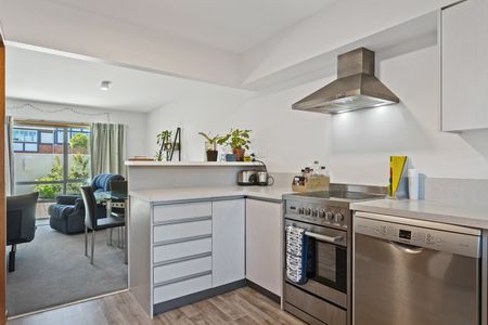 Modern, Sunny 2-Bedroom Townhouse – Prime Location! - Photo 5