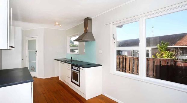 Home with Garden in Central of Pakuranga - Photo 1