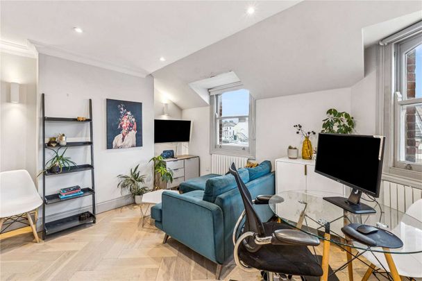 Bright one-bedroom flat moments from Clapham Junction - Photo 1