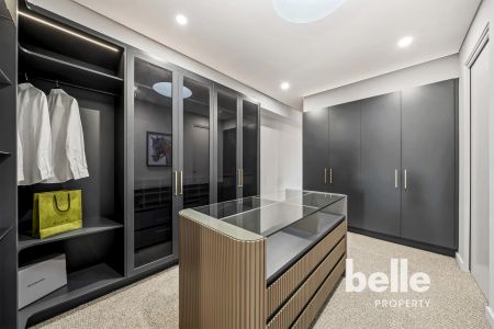 Brand-new 5 bedrooms family home in North Ryde for Rent - Photo 2