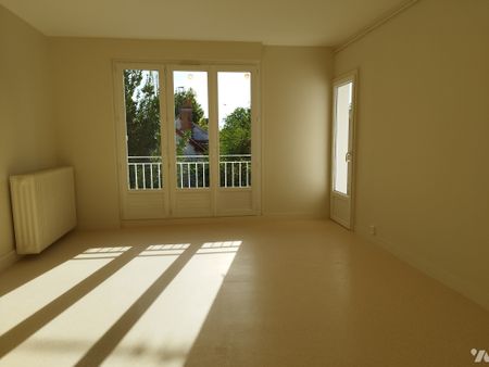 Appartement lumineux et calme composé d'un séjour avec balcon et 2 chambres. - Photo 2