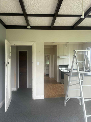 Charming 2BR Cottage - Photo 4