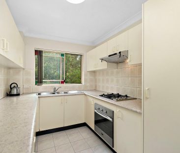 Spacious, Sunny Apartment Only Moments From Amenities - Photo 2