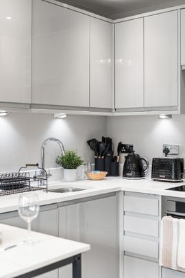 1 Bed Flat, Green Diamond, BN1 - Photo 1