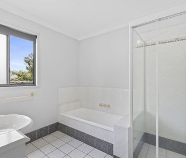 Spacious and Comfortable Family Home in a Quiet Ashmore Location - Photo 4