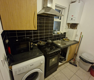 1 bedroom in a flat share to rent - Photo 3