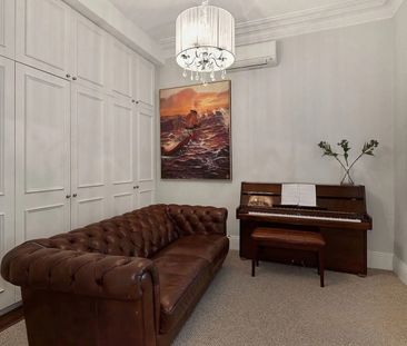 Rare 5-Bedroom Rental in Prime Port Melbourne! - Photo 1