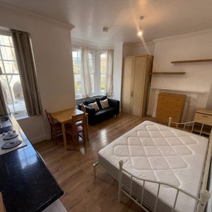 Studio Flat, Mazenod Avenue, NW6 - Photo 2