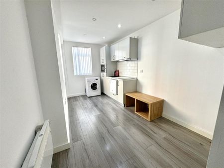 1 bed Studio To Let - Photo 2