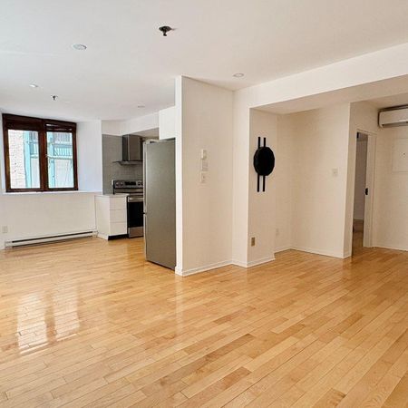 Stunning renovated loft-style 2 bd apartment in OLD MONTREAL - Photo 4