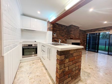 2 Bedroom Half House (Downstairs), Water & Electricity Included in Rent!! - Photo 2