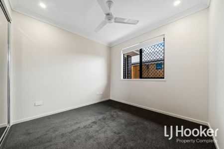 Modern Family Living in Yarrabilba - Photo 5