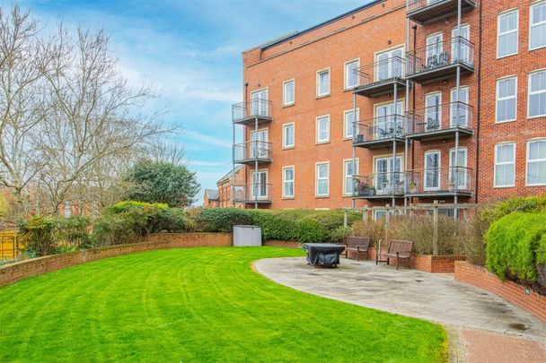 1 bed Apartment To Let - Photo 1