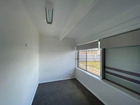 Spacious Six Bedroom Home! - Photo 3