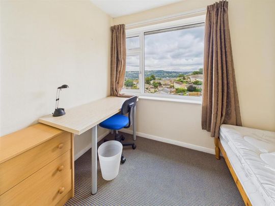 4 bedroom end of terrace house to rent - Photo 1