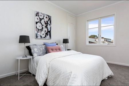 Sunny 2BR Onehunga Unit w/ large garden & Parking! - Photo 3