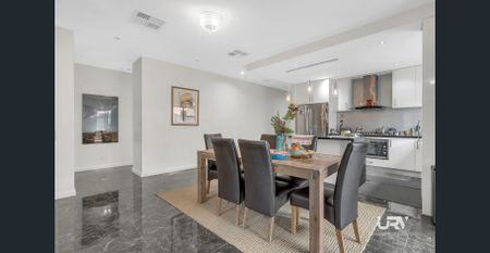 FAMILY HOME IN CONVENIENT LOCATION!! - Photo 2